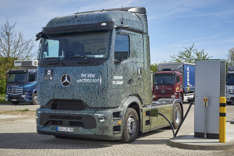 Read more about the article Projektanci Mercedes-Benz Trucks pomyślnie przetestowali ładowanie elektryczne o mocy 1000 kilowatów