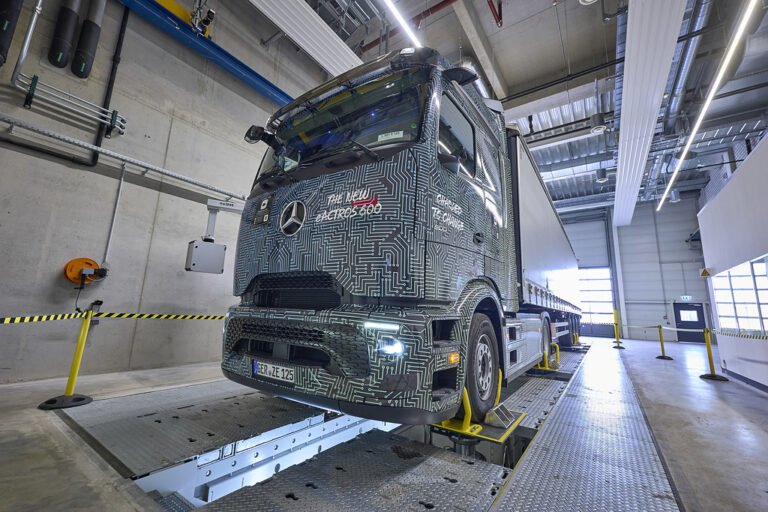 Read more about the article Wszechstronnie wypróbowane i sprawdzone: innowacyjne urządzenia testowe stoją na straży standardów jakości w Mercedes-Benz Trucks