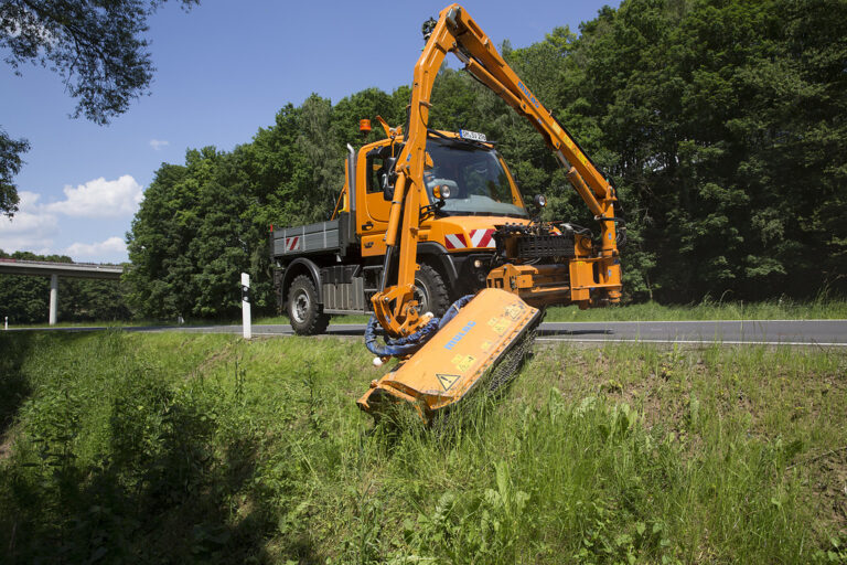 Read more about the article Wyposażone do koszenia, cięcia, karczowania i rozrzucania: ciężarówki Mercedes-Benz z Unimogiem i ciężarówki elektryczne na targach IFAT 2024