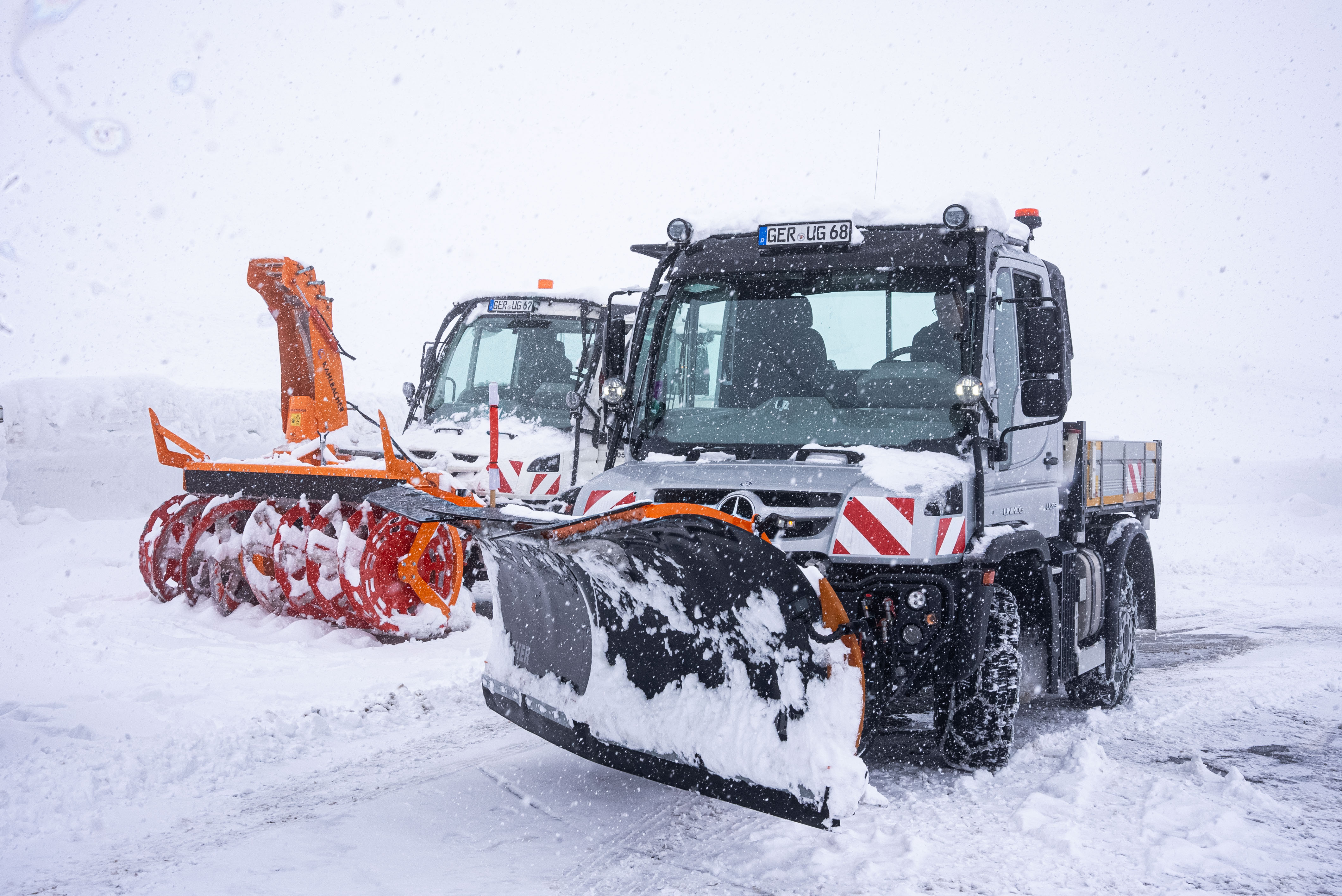 Read more about the article Unimogiem w walce z głębokim śniegiem: projektanci pojazdów specjalnych Mercedes-Benz pomagają w oczyszczaniu wysokoalpejskiej drogi Grossglockner