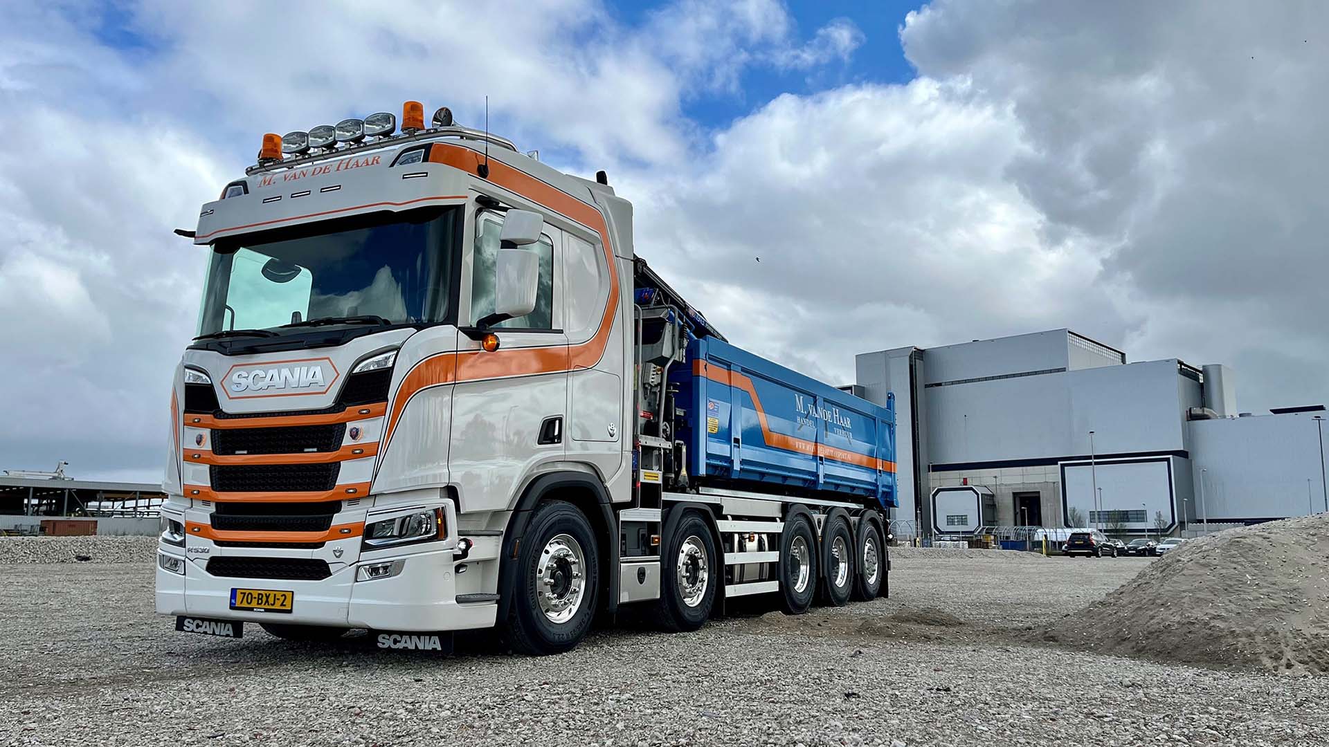 Read more about the article Wielofunkcyjna łańcuchowa wywrotka z żurawiem Scania V8 dla M. van de Haar