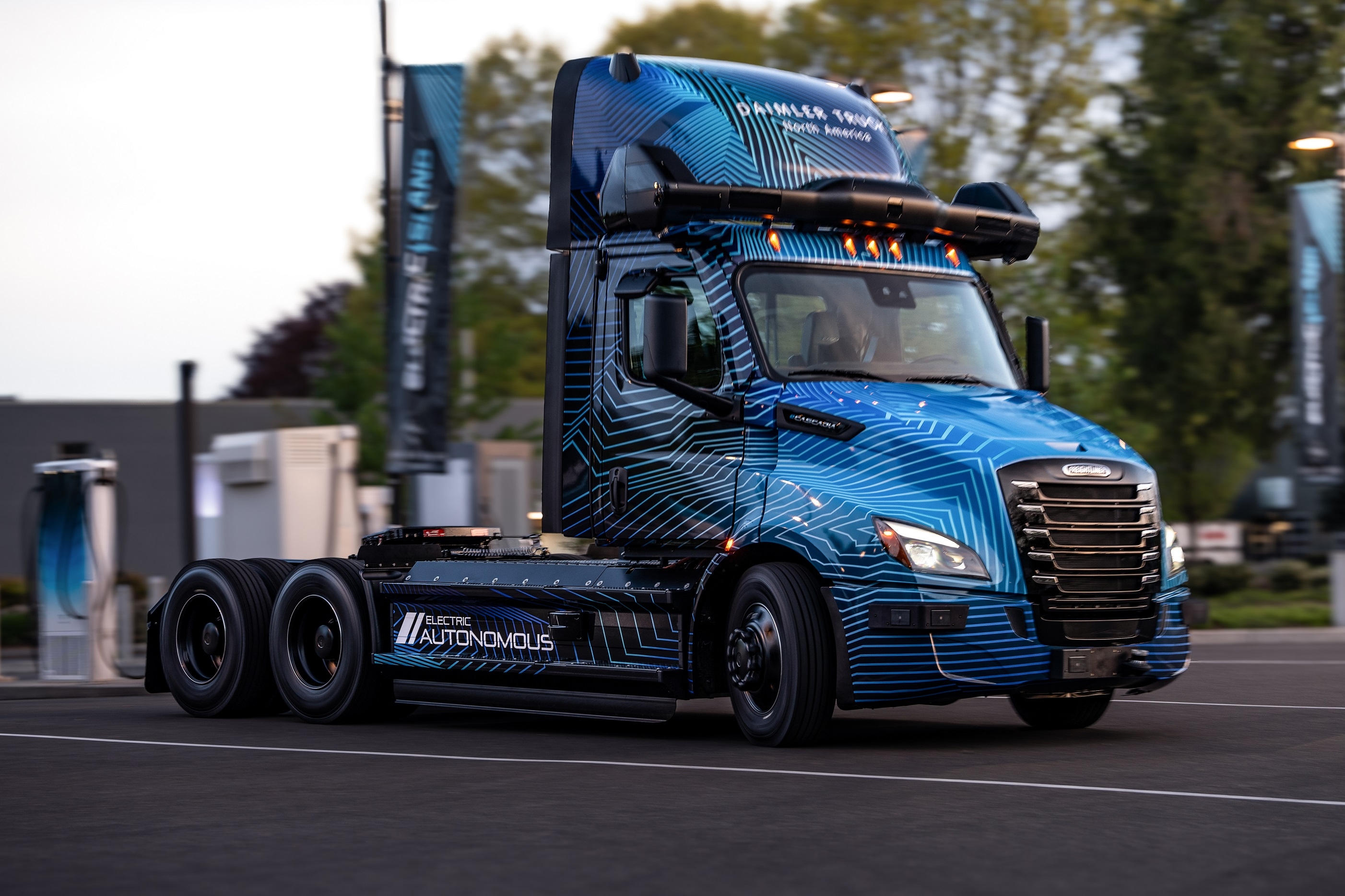 Read more about the article Samobieżna ciężarówka akumulatorowo-elektryczna – Daimler Truck prezentuje autonomiczny transporter technologiczny Freightliner eCascadia