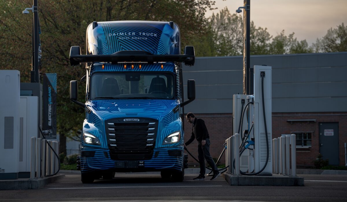 Selbstfahrender batterieelektrischer Lkw: Daimler Truck präsentiert autonomen Freightliner eCascadia TechnologieträgerDaimler Truck unveils battery electric autonomous Freightliner eCascadia technology demonstrator