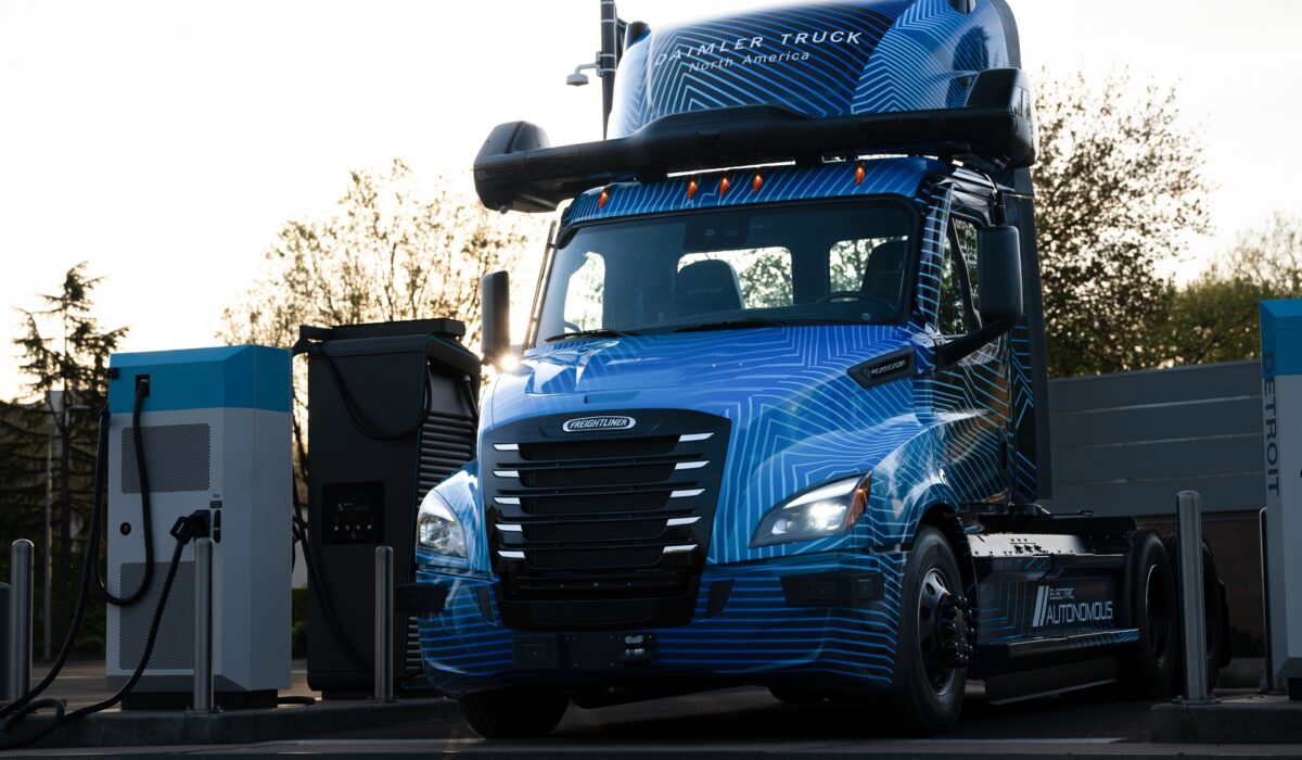 Selbstfahrender batterieelektrischer Lkw: Daimler Truck präsentiert autonomen Freightliner eCascadia TechnologieträgerDaimler Truck unveils battery electric autonomous Freightliner eCascadia technology demonstrator