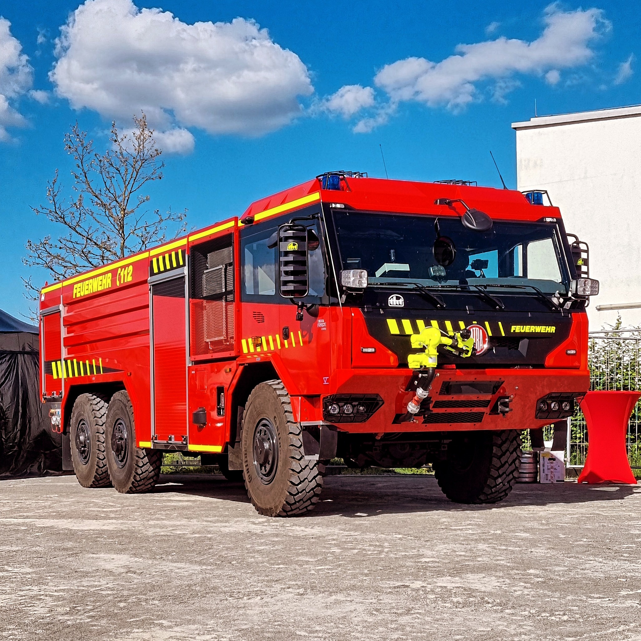 Read more about the article Premiera w Niemczech samochodu strażackiego TATRA FORCE 6×6 z nową dwudrzwiową kabiną