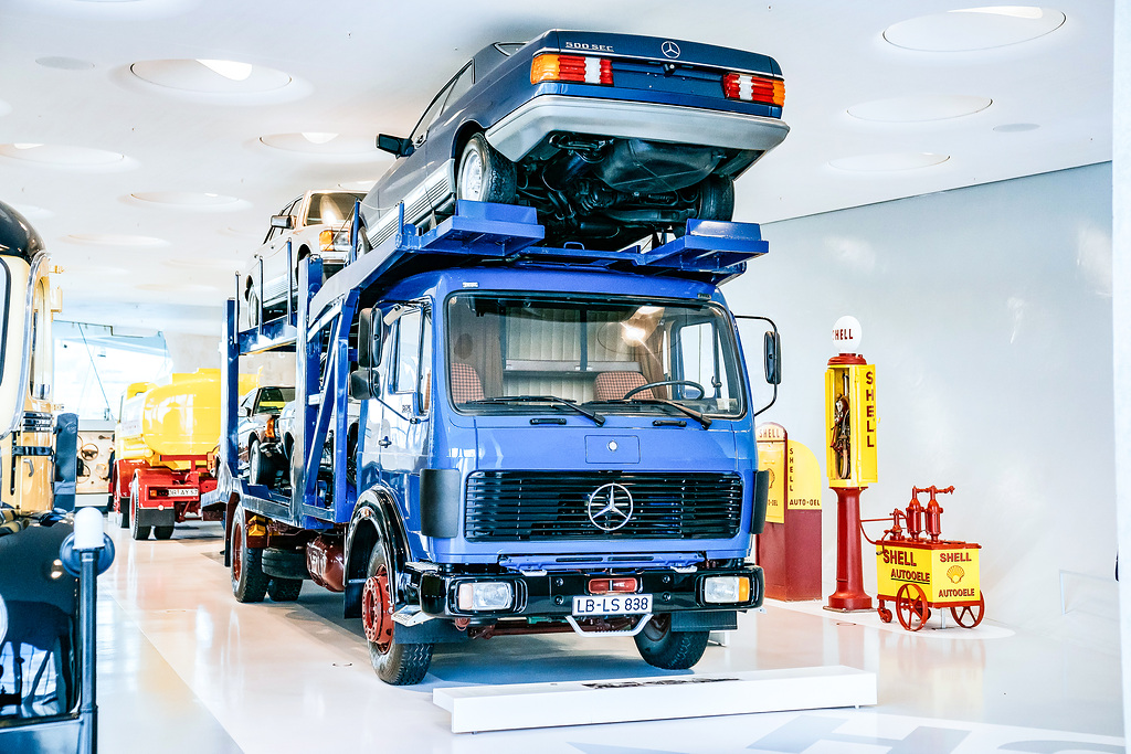 Read more about the article Gigant w powietrzu: transporter samochodów w Muzeum Mercedes-Benz