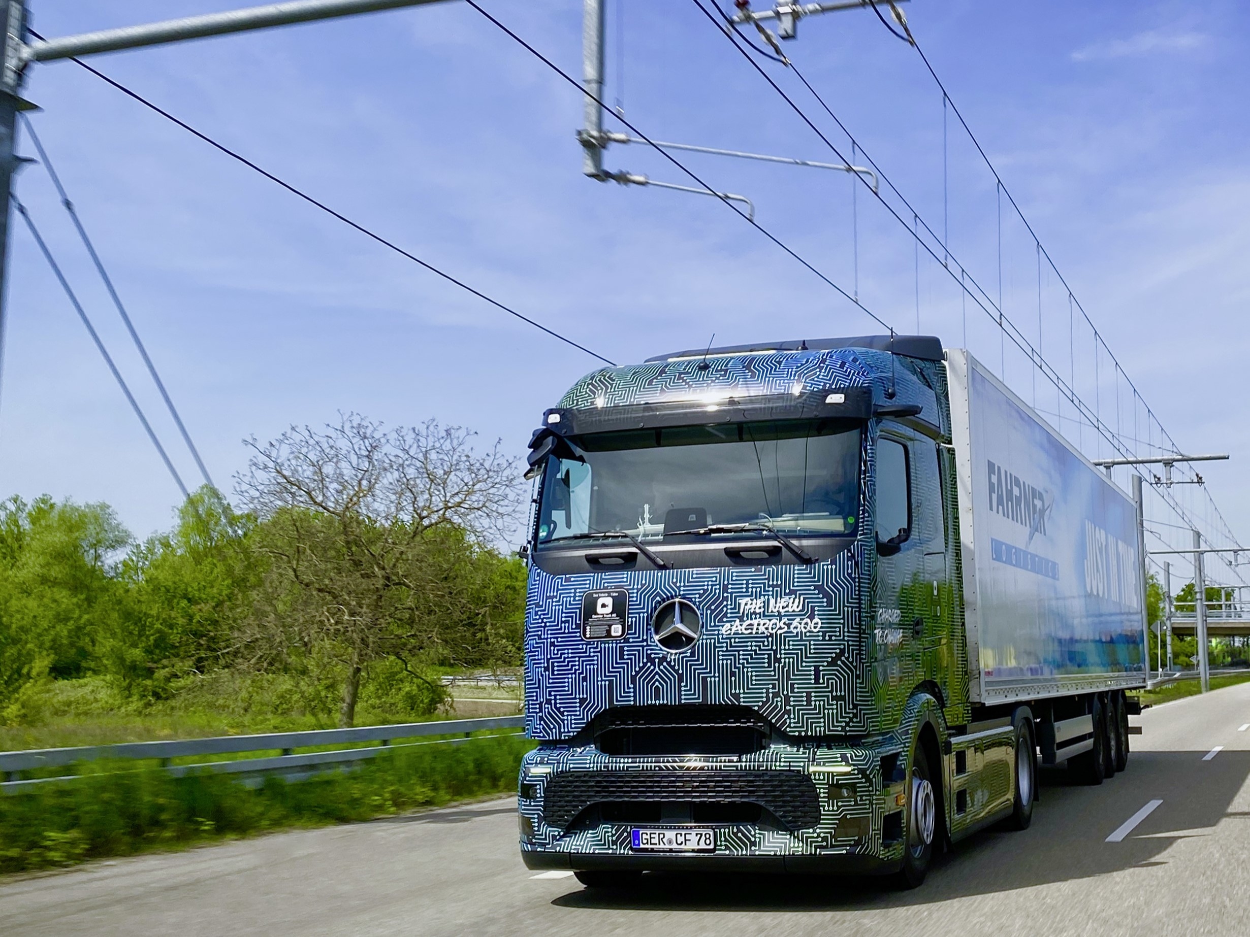 Read more about the article Porównanie technologii w północnym Schwarzwaldzie: akumulatorowo-elektryczny eActros 600 do transportu dalekobieżnego konkuruje z ciężarówką trakcyjną