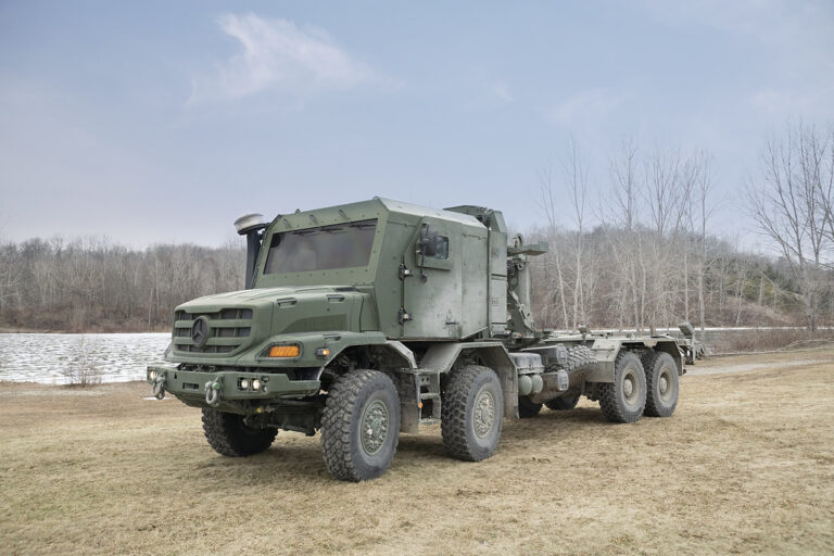 Read more about the article Mercedes-Benz Special Trucks poszerza swoje portfolio w dziedzinie obronności: czteroosiowy Zetros z napędem na wszystkie koła po raz pierwszy zaprezentowany na targach Eurosatory