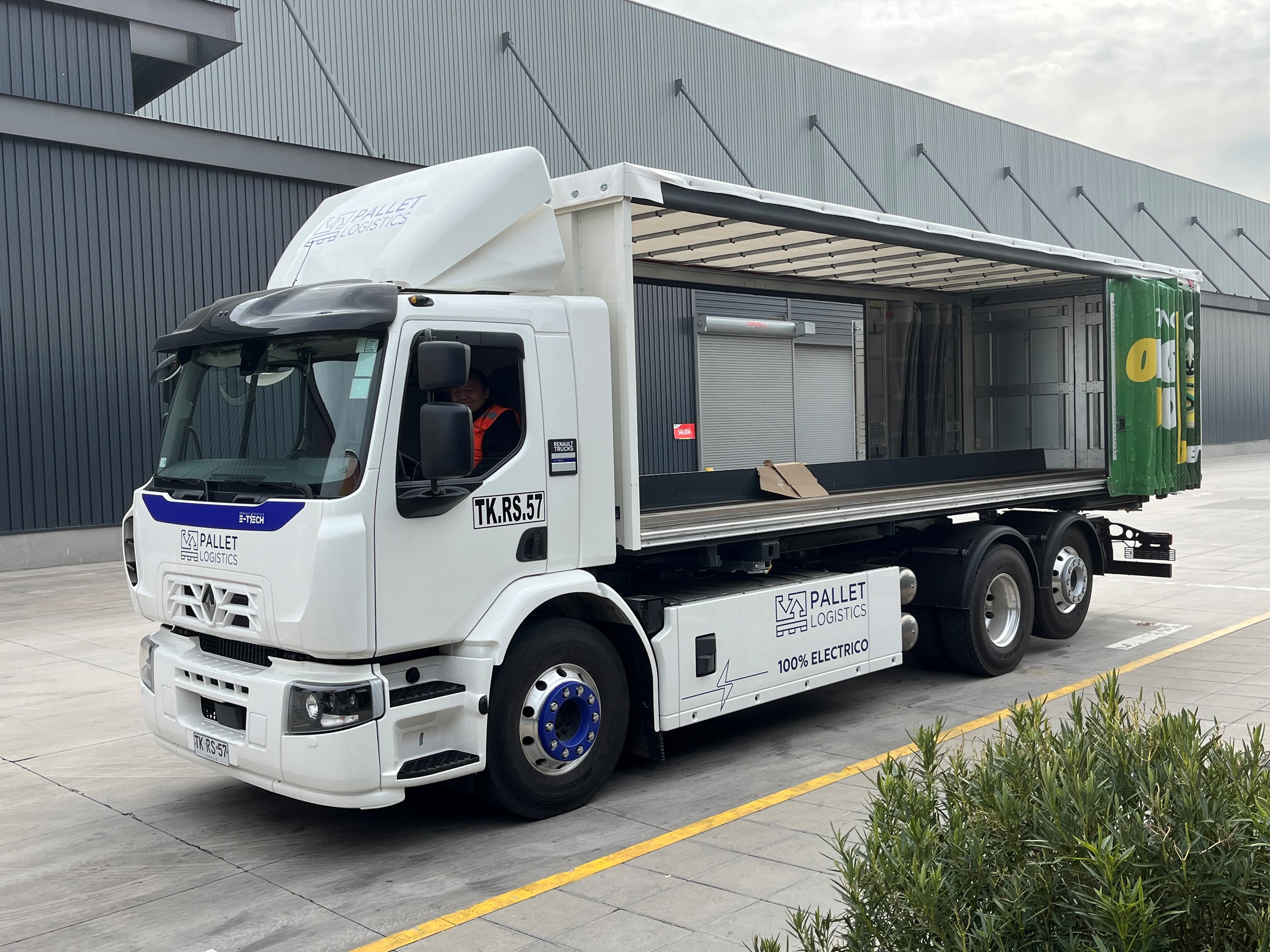 Read more about the article Renault Trucks dostarcza do Chile pierwsze elektryczne ciężarówki