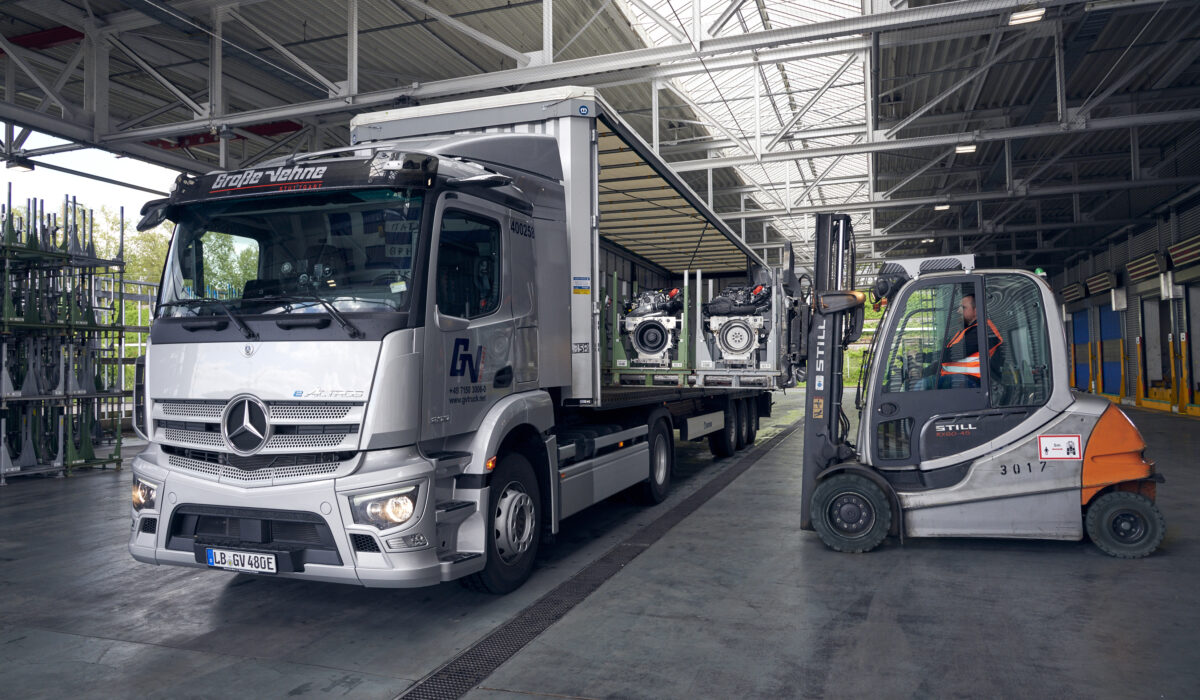 Mercedes-Benz Group AG elektrifiziert ihre Logistik zwischen Bad Cannstatt und Sindelfingen mit dem eActros 

Mercedes-Benz Group AG is using the eActros to electrify its logistics between Bad Cannstatt and Sindelfingen