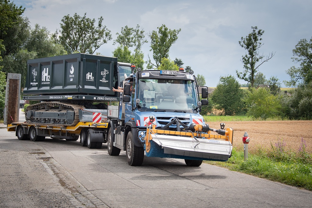 Unimog trifft Raupe:  Erfolgreiches Entwicklungsprojekt für Wasserstoff-VerbrennungsmotorSuccessful development project for hydrogen  combustion engines