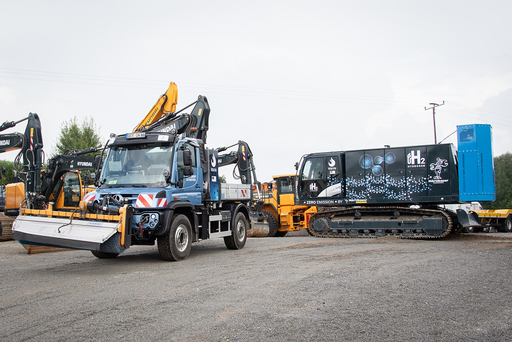 Unimog trifft Raupe:  Erfolgreiches Entwicklungsprojekt für Wasserstoff-VerbrennungsmotorSuccessful development project for hydrogen  combustion engines