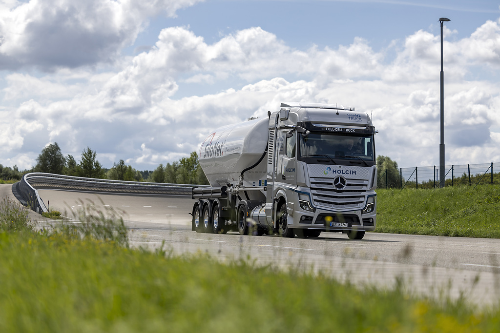 Mercedes-Benz GenH2 Truck: Start der kundennahen Erprobungen

Mercedes-Benz GenH2 Truck: Start of Initial Customer Trials