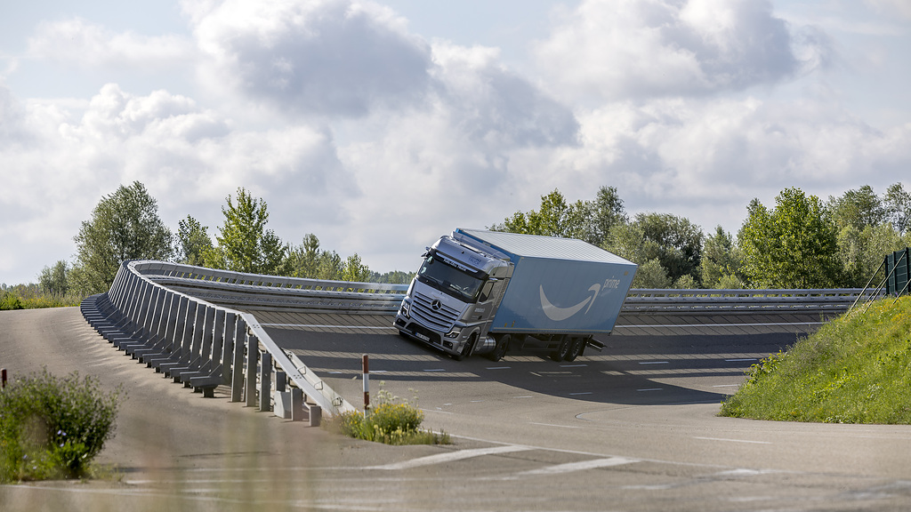 Read more about the article Ciężarówki na ogniwa paliwowe wdrożone w rzeczywistych operacjach: rozpoczęcie pierwszych testów u klientów ciężarówek Mercedes-Benz GenH2