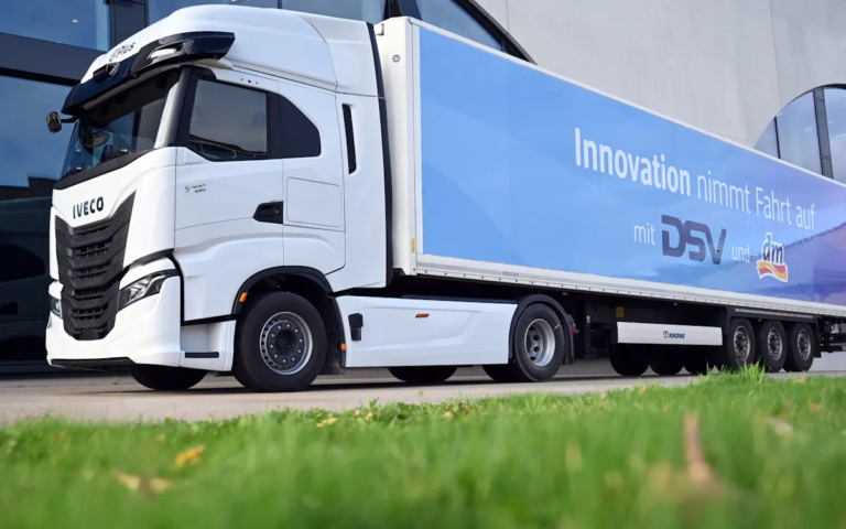 Read more about the article IVECO, Plus, dm-drogerie markt i DSV rozpoczęły pilotaż zautomatyzowanego transportu ciężarowego w Niemczech