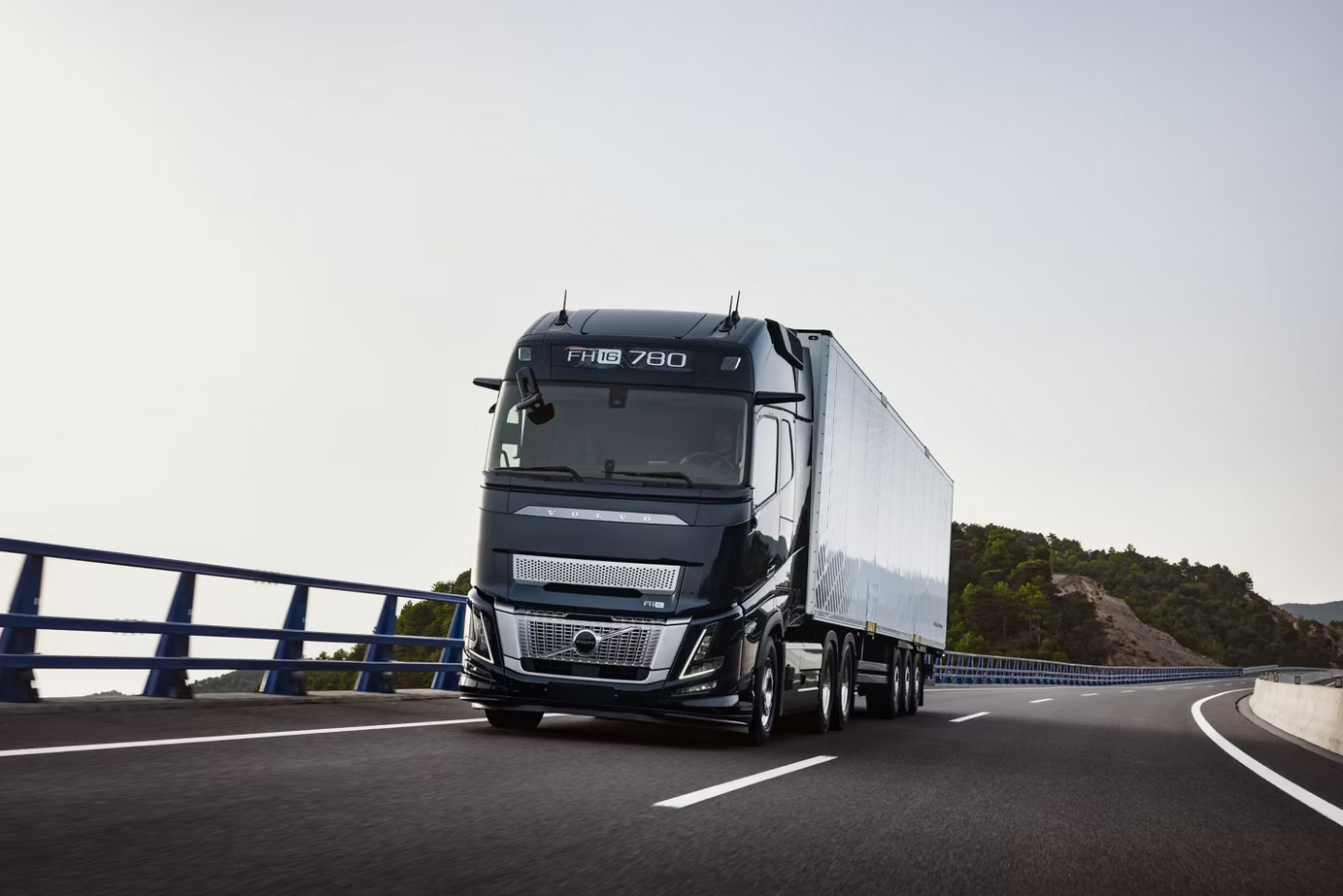 Read more about the article Volvo Trucks na targach IAA 2024: jak nowe ciężarówki i technologie przyczyniają się do zerowej emisji i redukcji liczby wypadków