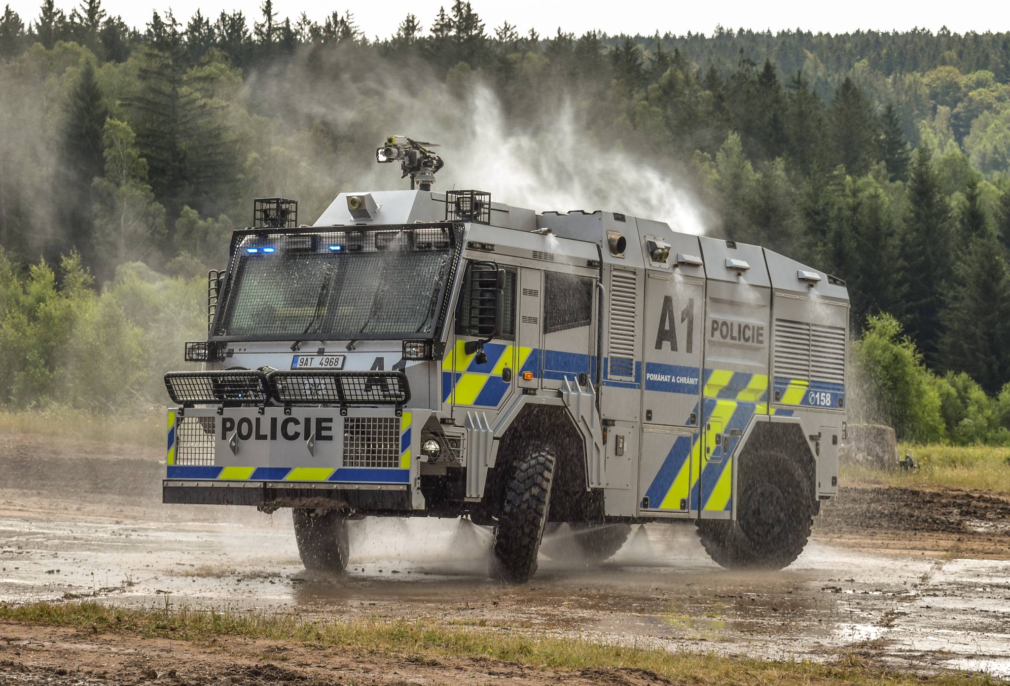 Read more about the article Nowy samochód czeskiej policji do rozpraszania demonstracji na 2-osiowym podwoziu z nowej gamy Tatra Force