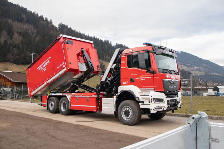 Read more about the article Nadwozie kurtynowe do obsługi przez system załadowczy