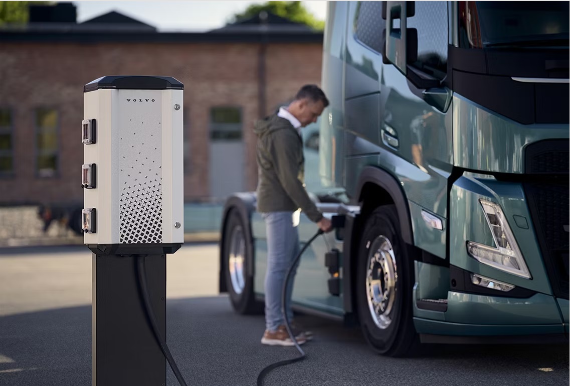 Read more about the article Volvo wprowadza nową usługę ładowania elektrycznych ciężarówek