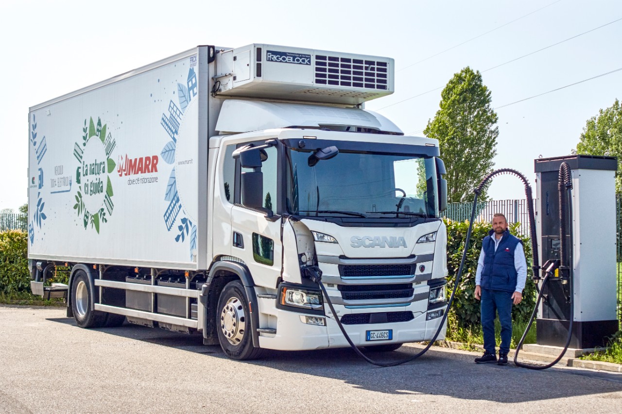 Read more about the article Grupa MARR stawia na coraz bardziej zrównoważony rozwój: pierwszy w 100% elektryczny transport rozpoczyna się w Lombardii za pomocą Scanii