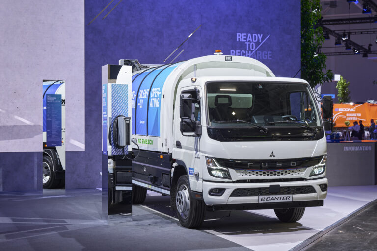 Read more about the article E-mobilność dla wszystkich zastosowań: FUSO prezentuje całkowicie elektrycznego eCantera z szeroką gamą wariantów nadwozia i najnowszymi funkcjami bezpieczeństwa