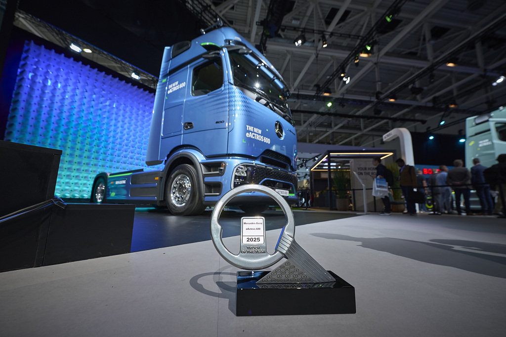 Read more about the article Targi IAA Transportation 2024: Daimler Truck koncentruje się na transporcie dalekobieżnym o neutralnym bilansie emisji CO2. W listopadzie uruchomienie produkcji ciężarówki Mercedes-Benz eActros 600