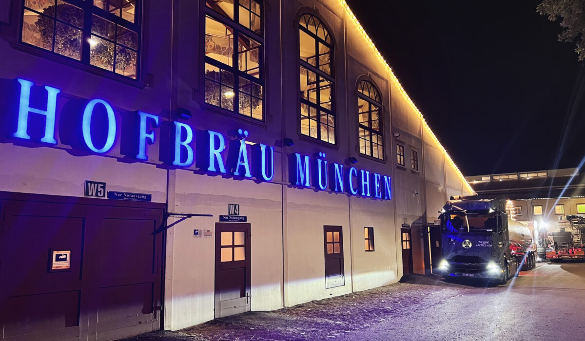 e-zapft is! Mercedes-Benz eActros 600 beliefert Münchner Oktoberfest mit rund 82.000 Litern Bier und frischen WiesnbreznMercedes-Benz eActros 600 supplies Munich Oktoberfest with around 82,000 liters of beer and fresh pretzels