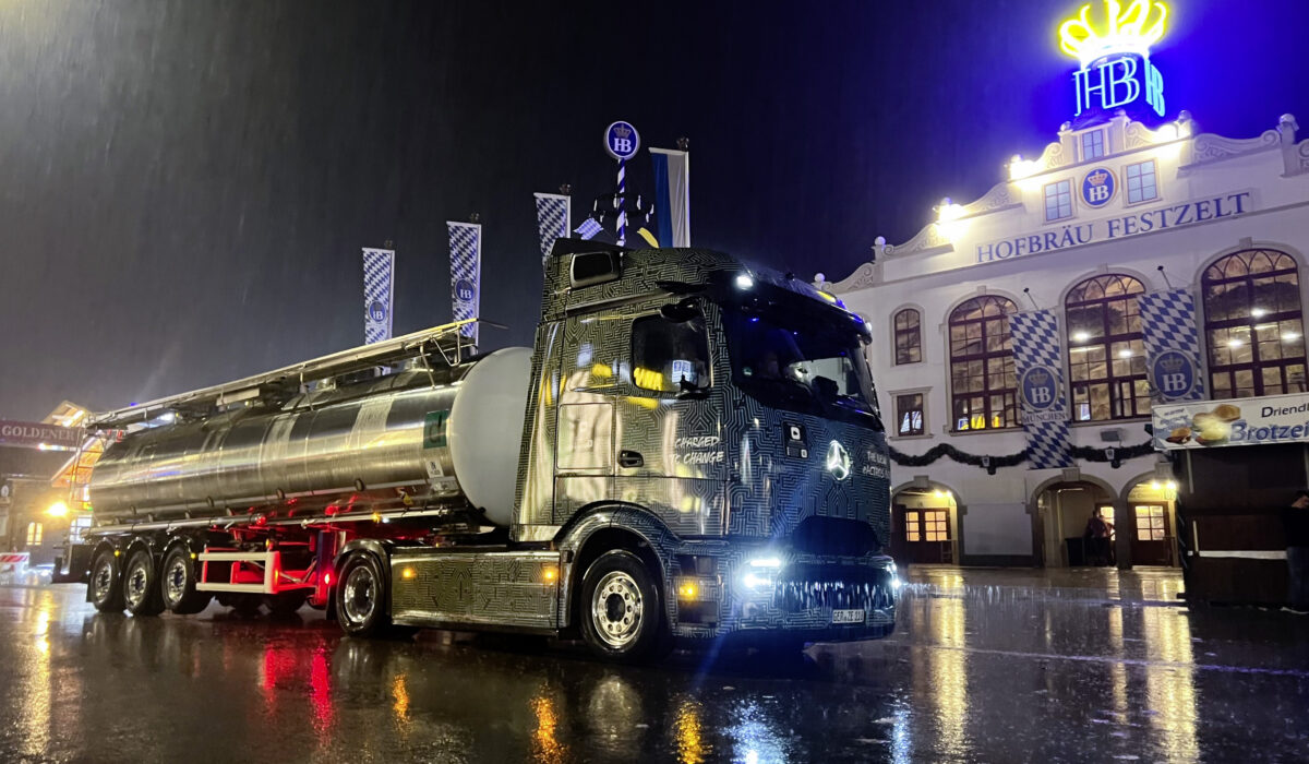 e-zapft is! Mercedes-Benz eActros 600 beliefert Münchner Oktoberfest mit rund 82.000 Litern Bier und frischen WiesnbreznMercedes-Benz eActros 600 supplies Munich Oktoberfest with around 82,000 liters of beer and fresh pretzels