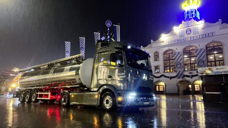 Read more about the article Mercedes-Benz eActros 600 dostarcza na monachijski Oktoberfest około 82 000 litrów piwa i świeżych precli