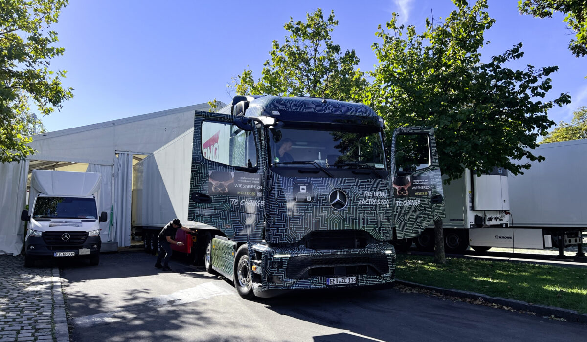 e-zapft is! Mercedes-Benz eActros 600 beliefert Münchner Oktoberfest mit rund 82.000 Litern Bier und frischen WiesnbreznMercedes-Benz eActros 600 supplies Munich Oktoberfest with around 82,000 liters of beer and fresh pretzels