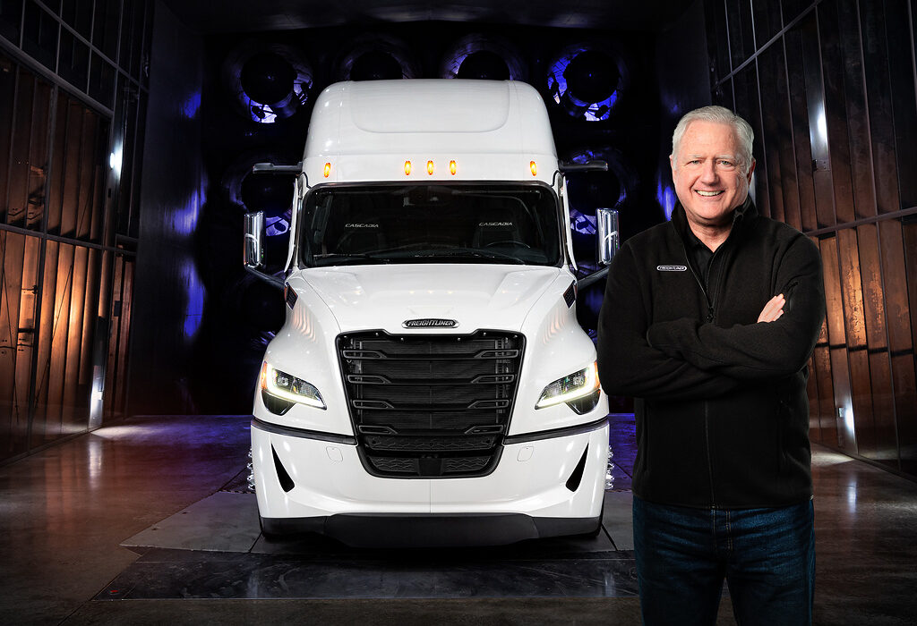 John O'Leary, President und CEO Daimler Truck North America neben einem Freightliner Cascadia 5. Generation im Windkanal

John O'Leary, President and CEO, Daimler Truck North America, with Freightliner Cascadia fifth Generation in wind tunnel