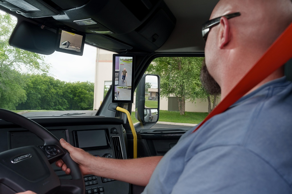 Freightliner Cascadia MirrorCam System mit Fußgänger

Freightliner Cascadia mirrorcam system with pedestrian