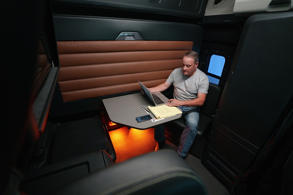 Fahrerkabine mit Lounge im Freightliner Cascadia 5. Generation

drivers lounge in the fifth generation Freightliner Cascadia