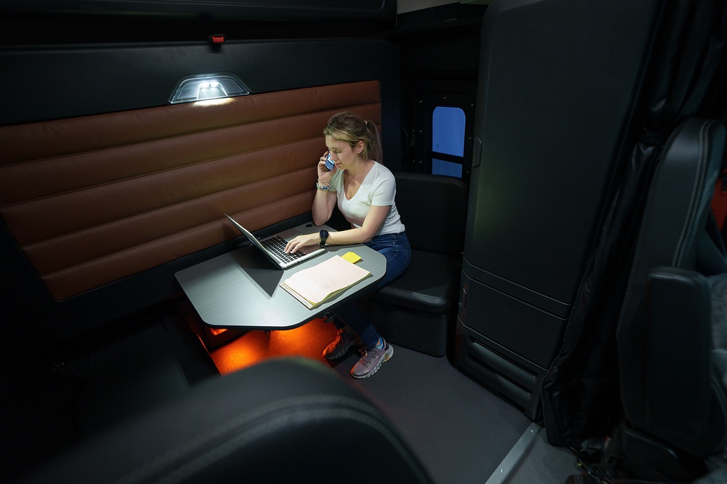 Fahrerkabine mit Lounge im Freightliner Cascadia 5. Generation

Drivers lounge in the fifth generation Freightliner Cascadia