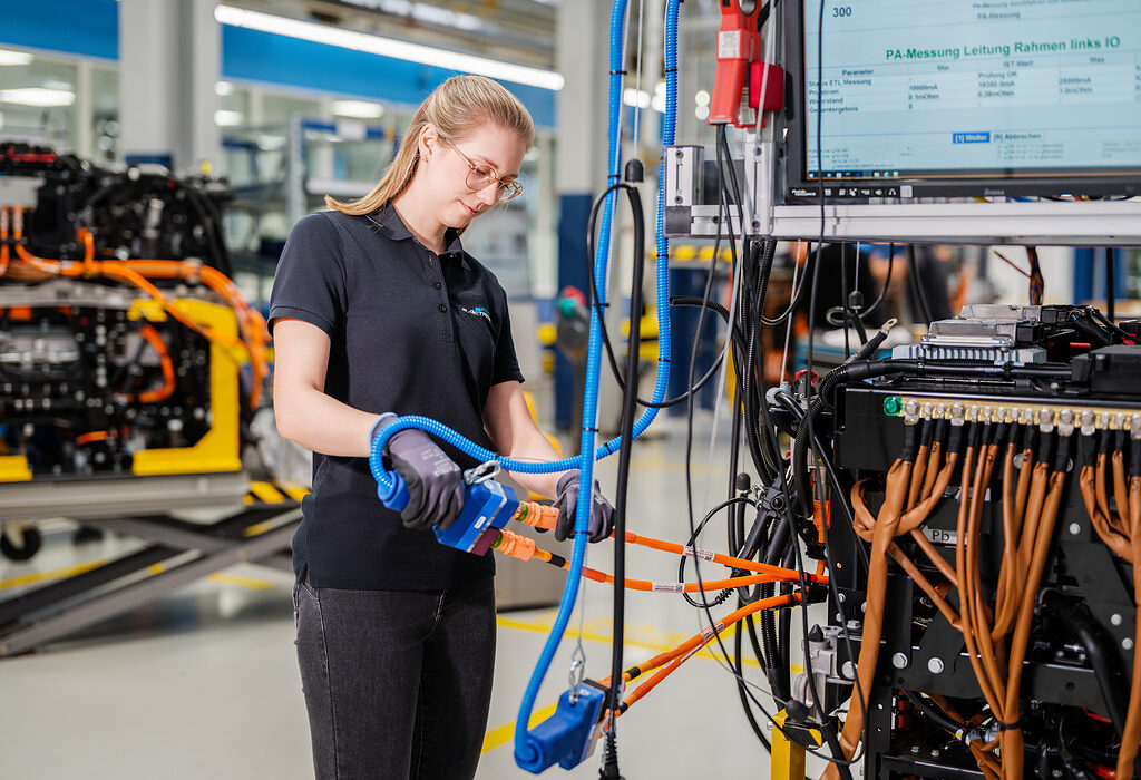 In der End-Of-Line-Prüfung wird die korrekte Montage der Hochvolt-Komponenten überprüft

The correct assembly of the high-voltage components is checked in the end-of-line test