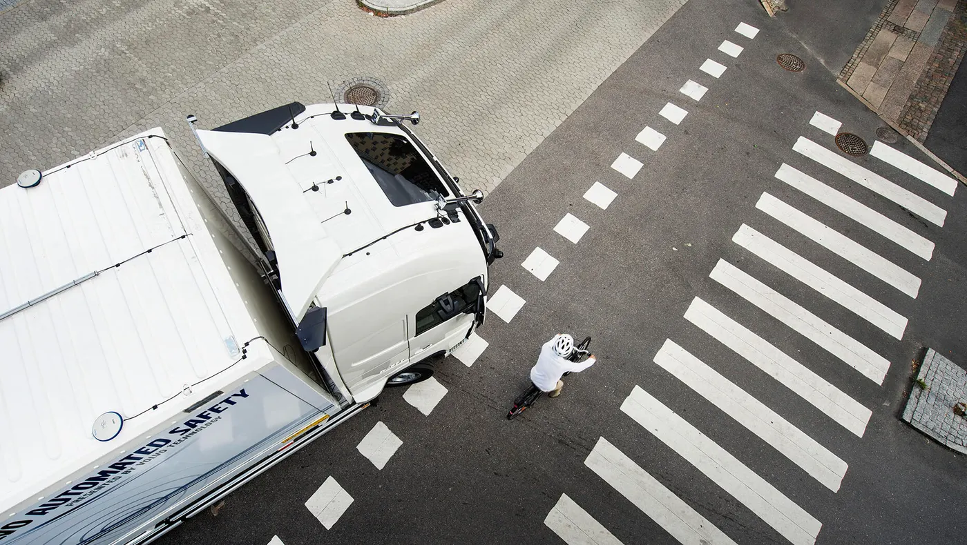 Read more about the article Volvo Trucks wprowadza na rynek systemy bezpieczeństwa nowej generacji, aby chronić pieszych i rowerzystów