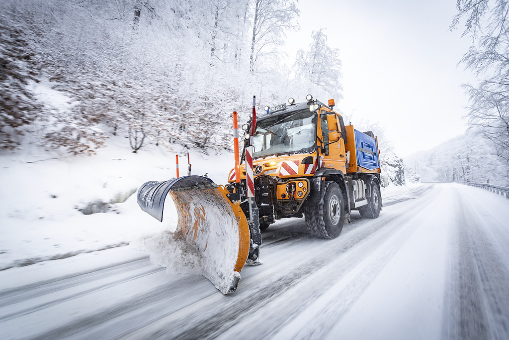 Unimog Geräteträger mit Winterdienstausstattung von Bucher

Unimog with winter service technology from Bucher