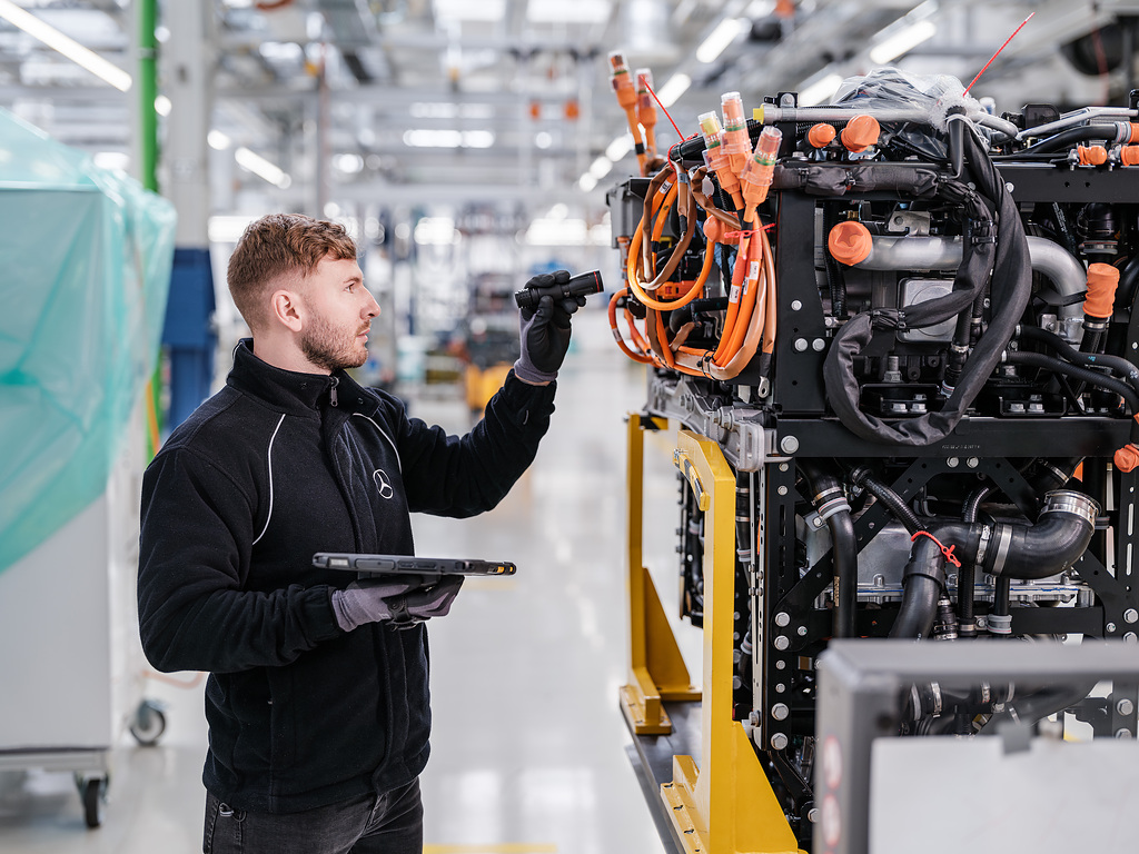 Read more about the article Fabryki Daimler Truck Powertrain: rozpoczęcie produkcji kluczowych komponentów do seryjnej produkcji akumulatorowo-elektrycznego Mercedesa-Benz eActrosa 600