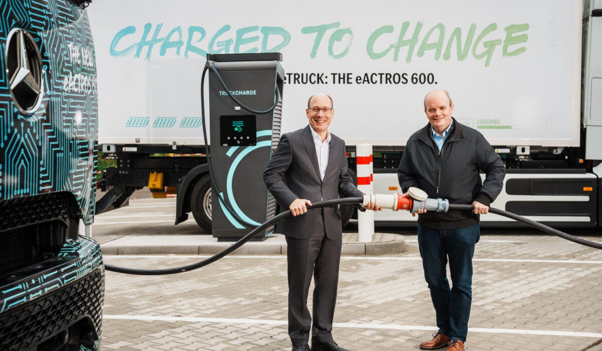 Laden statt tanken: Mercedes-Benz Werk Wörth eröffnet Schnellladepark für E-Lkw in der Inbound-LogistikCharging instead of refueling: Mercedes-Benz Wörth plant opens fast-charging park for e-trucks in inbound logistics