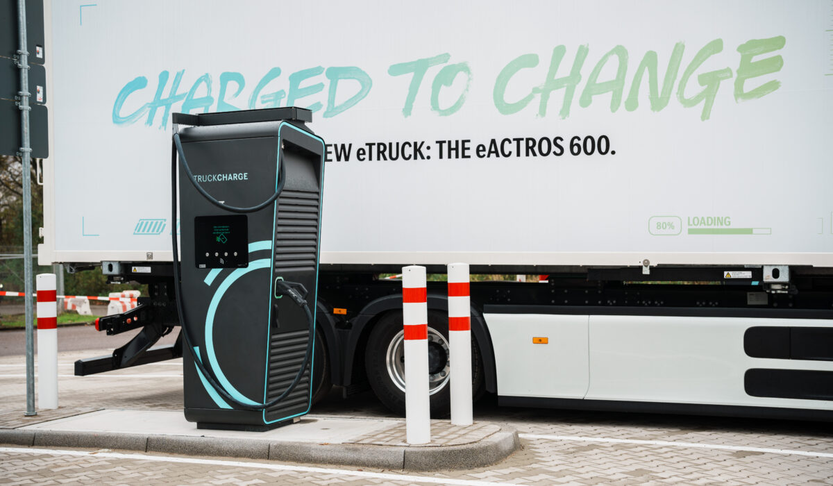 Laden statt tanken: Mercedes-Benz Werk Wörth eröffnet Schnellladepark für E-Lkw in der Inbound-LogistikCharging instead of refueling: Mercedes-Benz Wörth plant opens fast-charging park for e-trucks in inbound logistics