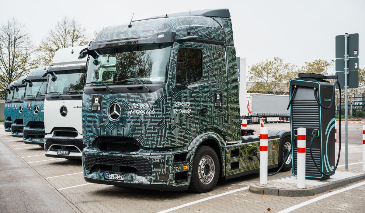 Laden statt tanken: Mercedes-Benz Werk Wörth eröffnet Schnellladepark für E-Lkw in der Inbound-LogistikCharging instead of refueling: Mercedes-Benz Wörth plant opens fast-charging park for e-trucks in inbound logistics