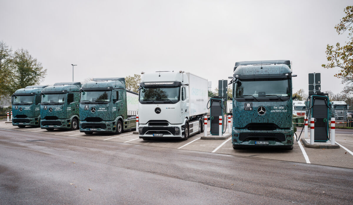 Laden statt tanken: Mercedes-Benz Werk Wörth eröffnet Schnellladepark für E-Lkw in der Inbound-LogistikCharging instead of refueling: Mercedes-Benz Wörth plant opens fast-charging park for e-trucks in inbound logistics