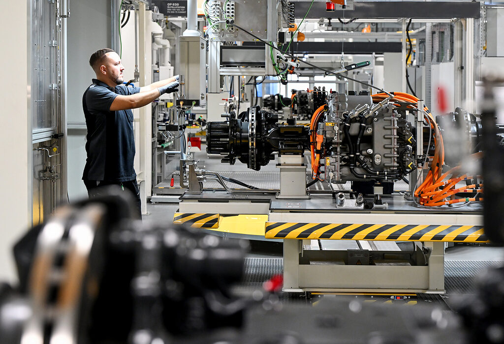 Produktionsstart zentraler Komponenten für die Serienfertigung des batterie-elektrischen Mercedes-Benz eActros 600Start of production of key components for series production of the battery-electric Mercedes-Benz eActros 600