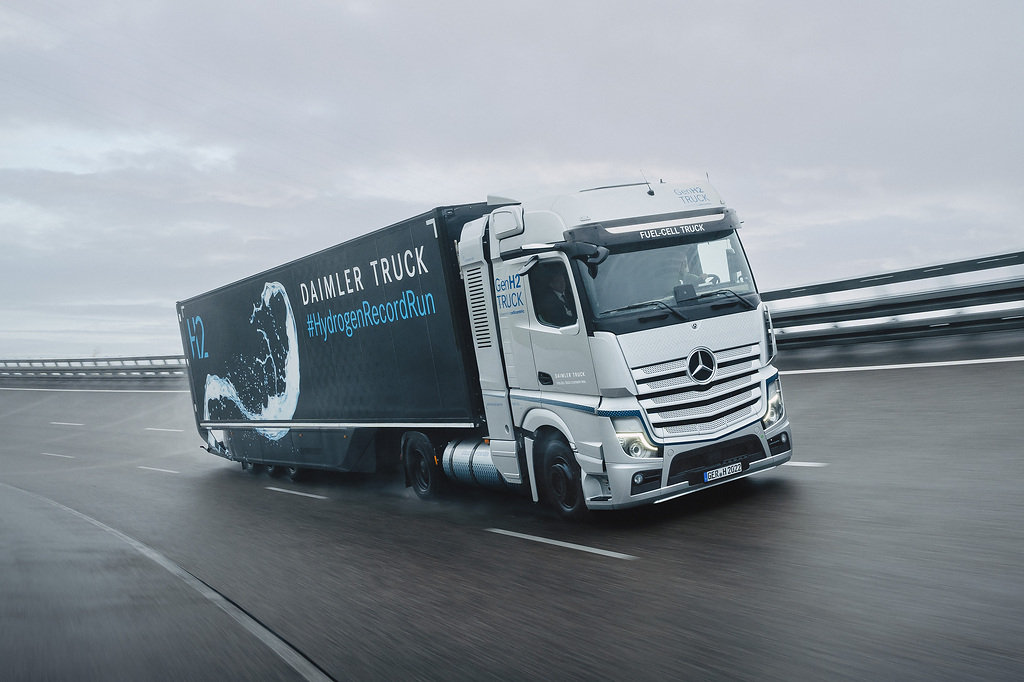 Daimler Truck erhält von Bund und Ländern Förderung für Brennstoffzellen-LkwDaimler Truck receives funding for fuel cell trucks from German federal and state governments