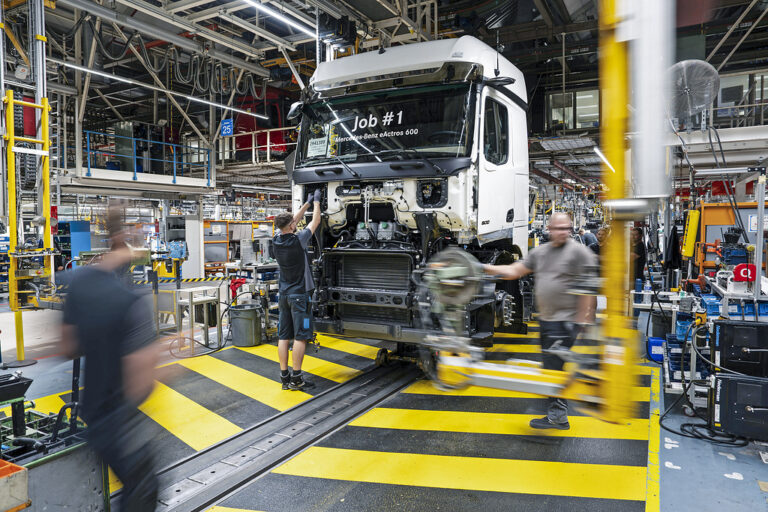Read more about the article Daimler Truck świętuje premierę rozpoczęcia w zakładzie w Wörth seryjnej produkcji Mercedesa-Benz eActros 600 do transportu dalekobieżnego