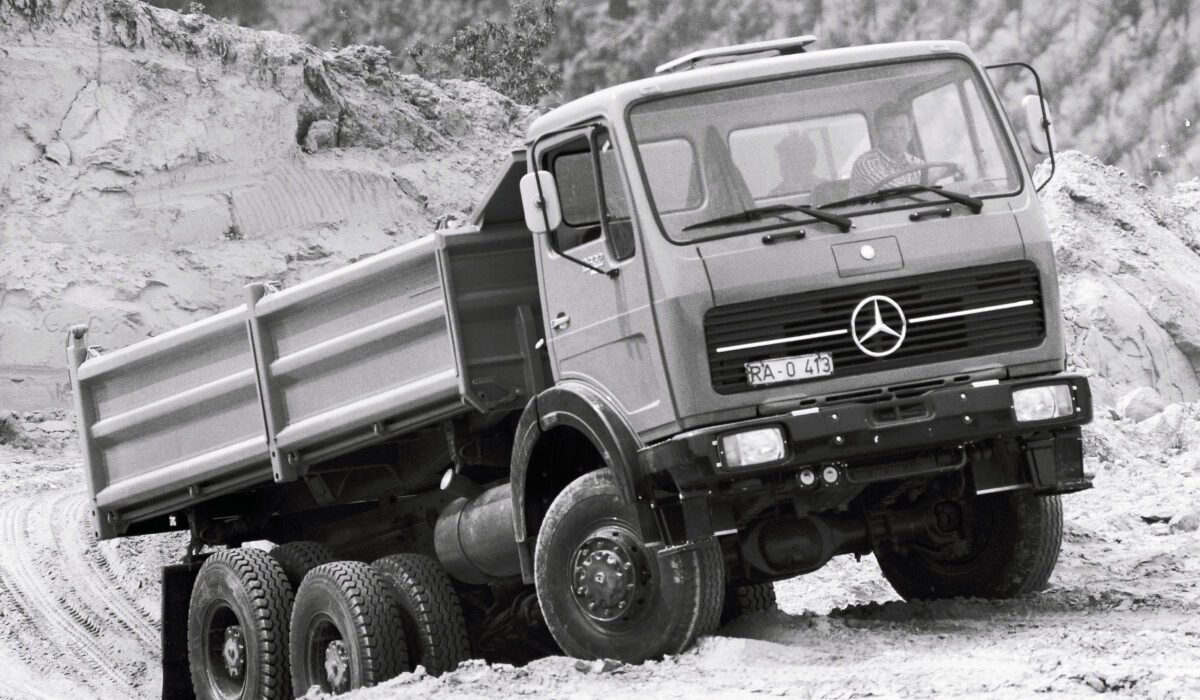 125 Jahre Erfahrung am Bau: Vom Daimler-Lkw mit fünf Tonnen Nutzlast bis zum Arocs mit MirrorCam125 Years of Experience in Construction: From Daimler's vehicles with a payload of five metric tons to Arocs with MirrorCam