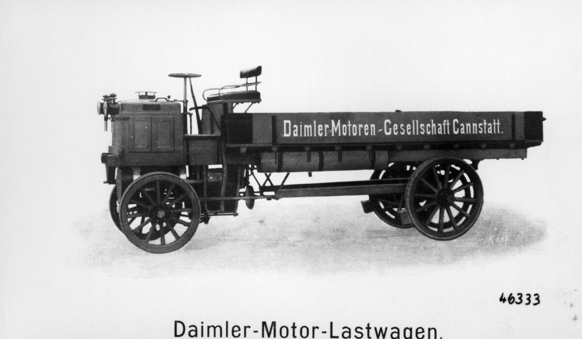 125 Jahre Erfahrung am Bau: Vom Daimler-Lkw mit fünf Tonnen Nutzlast bis zum Arocs mit MirrorCam125 Years of Experience in Construction: From Daimler's vehicles with a payload of five metric tons to Arocs with MirrorCam