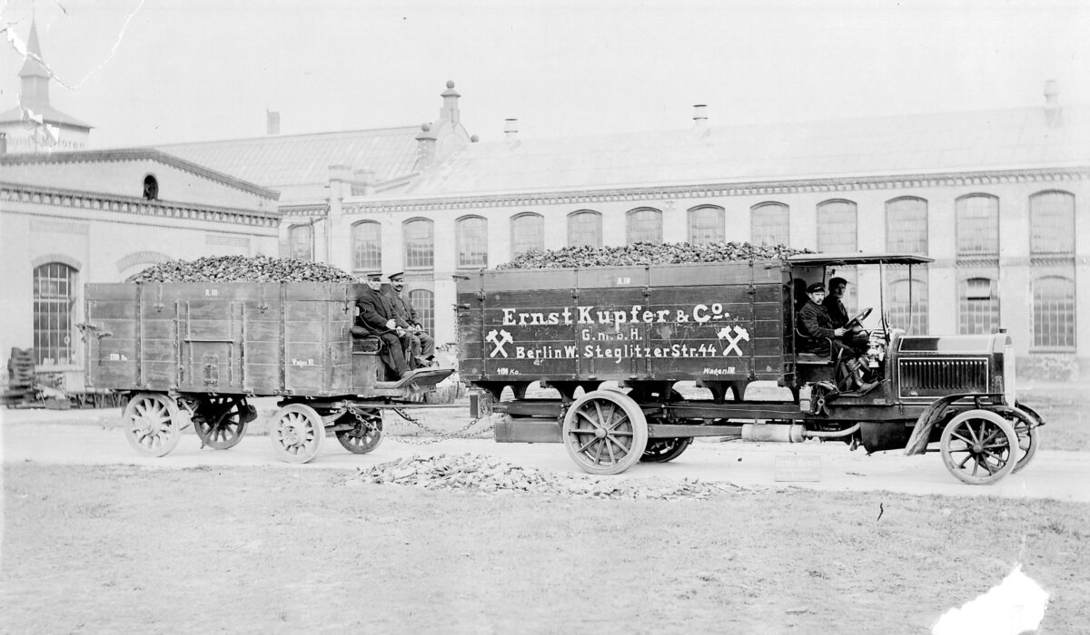 125 Jahre Erfahrung am Bau: Vom Daimler-Lkw mit fünf Tonnen Nutzlast bis zum Arocs mit MirrorCam125 Years of Experience in Construction: From Daimler's vehicles with a payload of five metric tons to Arocs with MirrorCam