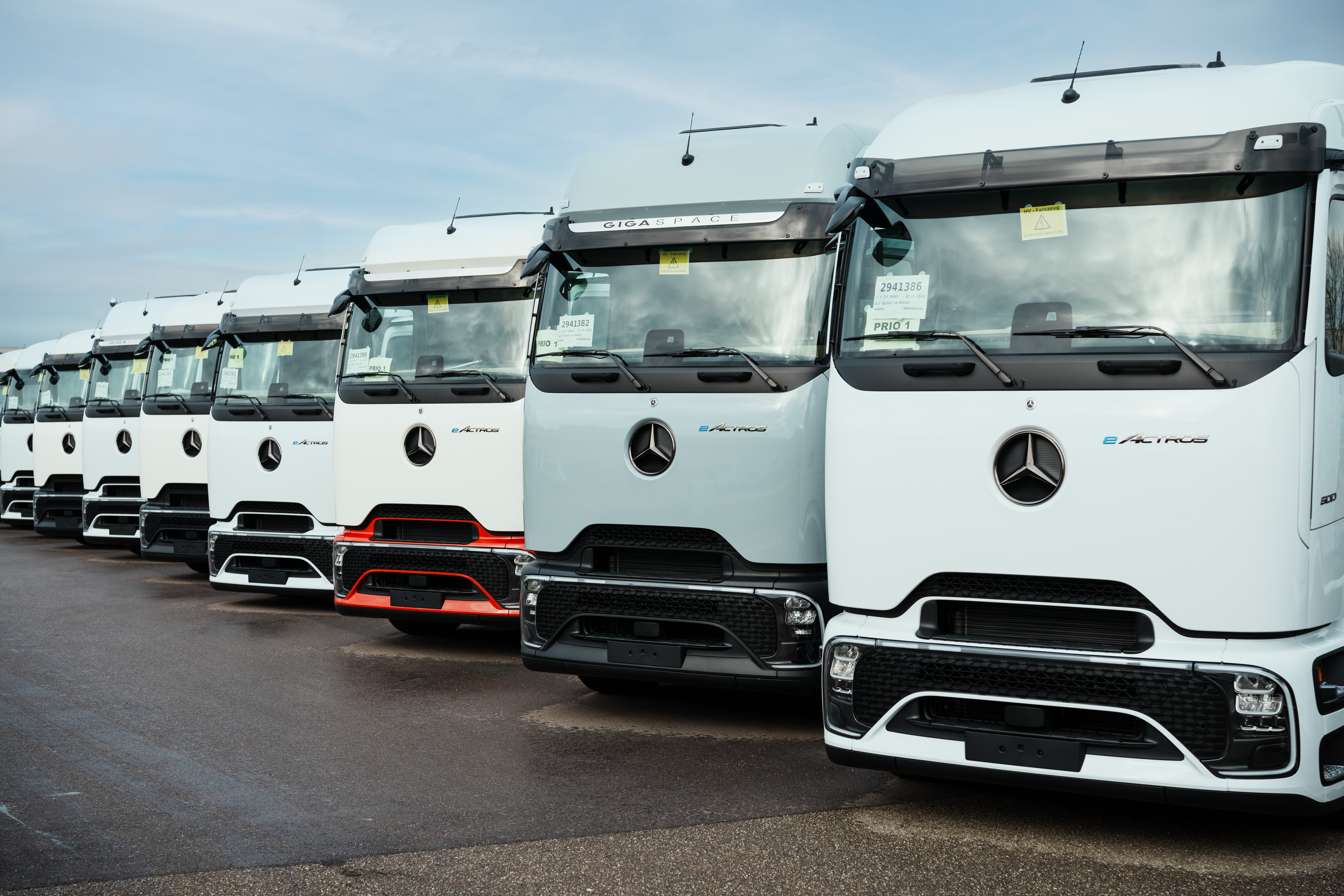 Read more about the article Mercedes-Benz Trucks przekazuje klientom w Niemczech pierwsze seryjnie produkowane eActrosy 600