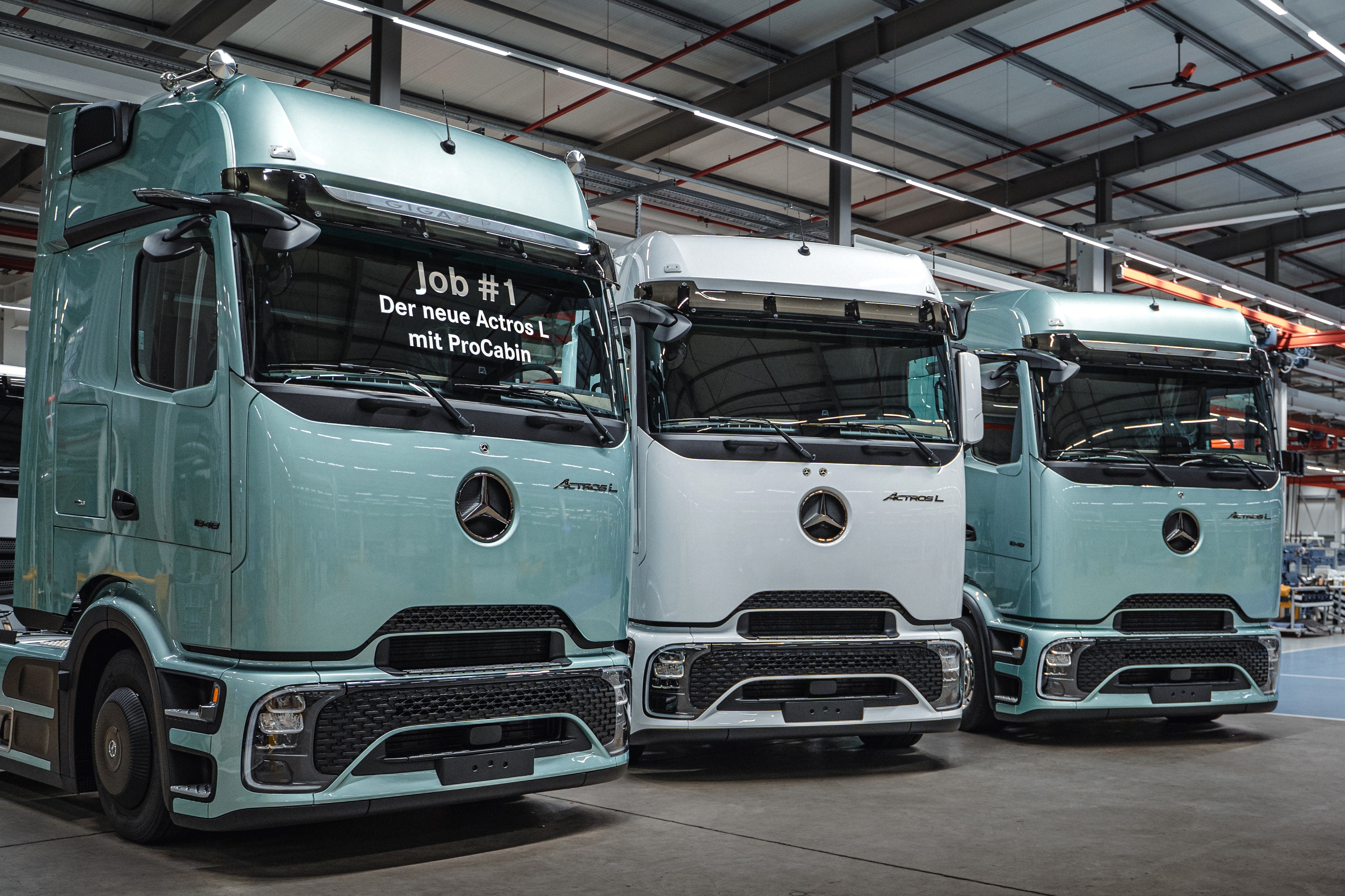 Read more about the article Nowy Actros L: pierwszy pojazd zjeżdża z linii produkcyjnej w fabryce Mercedes-Benz w Wörth